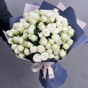 Букет из 25 кустовых пионовидных белых роз (60 см) в Луховицах