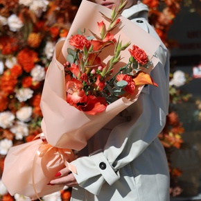 Букет "На закате дня" из гладиолусов, калл, гиперикума и диантусов в Луховицах