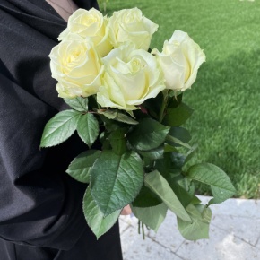 Букет из 5 белых роз (70 см) в Луховицах