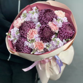 Букет "Софи" из хризантем Бигоуди, диантусов и ароматных маттиол в Луховицах