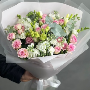 Букет "Особый случай " из ароматных маттиол, фрезий и кустовых роз в Луховицах