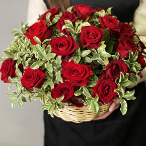 Композиция в корзине "Евгения" из 25 роз и питаспорума в Луховицах