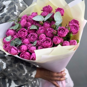 Букет "Малиновый бисквит" из кустовых и пионовидных роз и эвкалипта в Луховицах