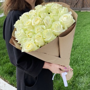 Букет из 25 белых роз в крафте (70 см) в Луховицах