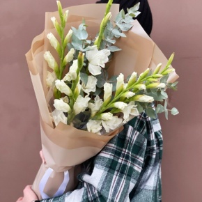 Букет из 5 белых гладиолусов и эвкалипта в Луховицах