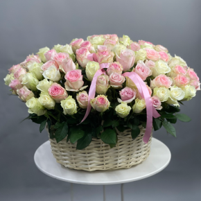 Композиция в корзине из 101 кенийской розы пастельный микс (40 см) в Луховицах