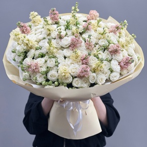 Букет "Императрица" из кустовых роз и ароматных маттиол в Луховицах