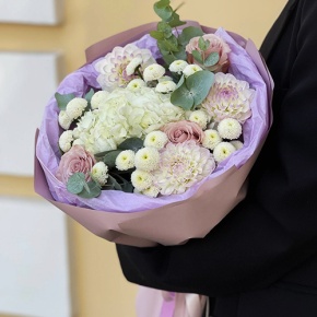 Букет "Динь" из георгин, хризантем сантини, эвкалипта, роз и гортензии в Луховицах