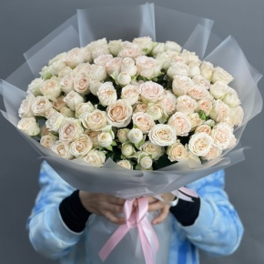 Букет из 35 кремовых кустовых роз (50 см) в Луховицах