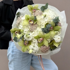 Букет "Эдем" из гортензии, орхидей, эустом, эвкалипта и озатамнуса в Луховицах