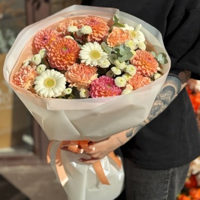 Букет "Персиковый латте" из георгин, диантусов, гербер и хризантем сантини в Луховицах