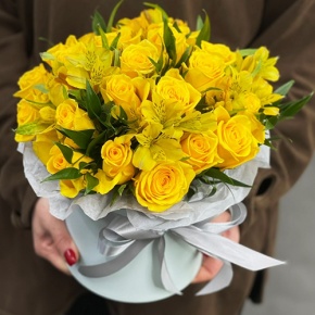 Композиция в шляпной коробке "Розиль" из альстромерий и роз в Луховицах