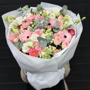 Букет "Ромео" из роз, эвкалипта, гербер, ароматных фрезий, озатамнуса, эустом и диантусов в Луховицах