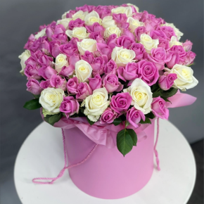 Композиция в шляпной коробке из 151 розы кения микс в Луховицах