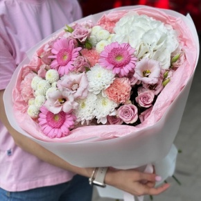 Букет "Розовые облака" из хризантемы, кустовых роз, диантусов, гортензии и эустом в Луховицах