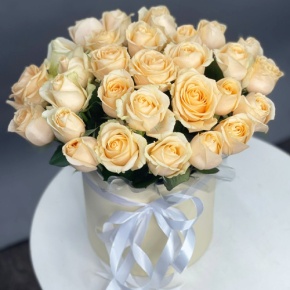 Композиция в шляпной коробке из 35 кремовых кенийских роз в Луховицах