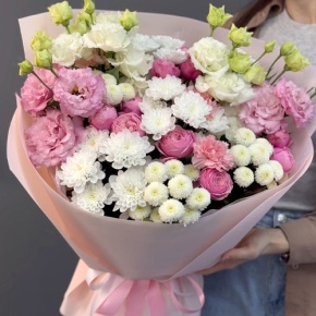 Букет "Задыхаюсь от нежности" из хризантемы, кустовых пионовидных роз, диантусов и эустом в Луховицах