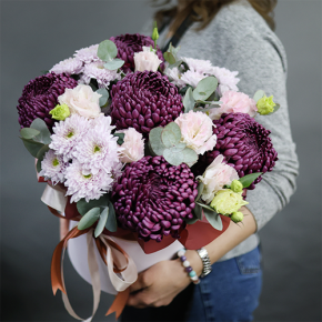 Композиция в шляпной коробке "Наденька" из хризантем Бигоуди, эустом и эвкалипта в Луховицах