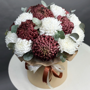 Композиция в шляпной коробке из 19 хризантем в Луховицах