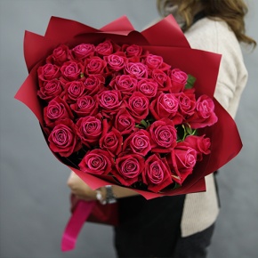 Букет из 35 малиновых роз Шангрила (50 см) в Луховицах