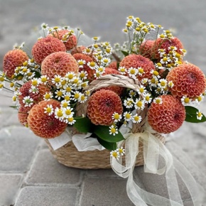 Композиция в сумке "Персиковый чиз" из георгин и ромашек в Луховицах