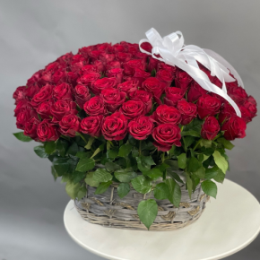 Композиция в корзине из 101 красной розы в Луховицах