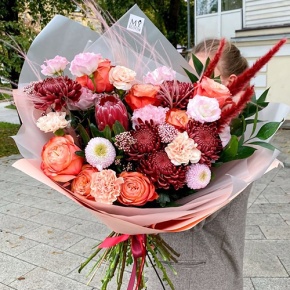 Букет "Каркаде" из хризантем Бигоуди и Момоко, роз Эквадор Кахала, озатамнуса,  эустом, протеи, и диантусов в Луховицах