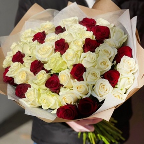 Букет 51 белая и красная роза (50 см) в Луховицах