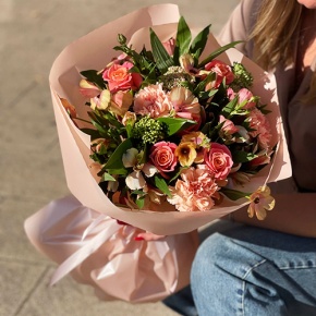 Букет "Каталина" из роз, диантусов, альстромерий, скиммии и кустовых ранункулюсов в Луховицах