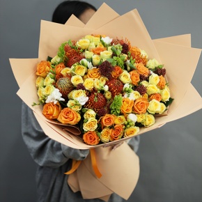 Букет "Осенние грёзы" из лейко, роз, фрезий, скиммии, молюцеллы и лейко в Луховицах