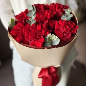 Букет "Красная пантера" из 7 роз Эквадор и эвкалипта в Луховицах