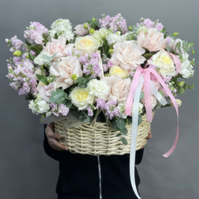 Композиция в корзине из роз Эквадор и ароматных маттиол в Луховицах
