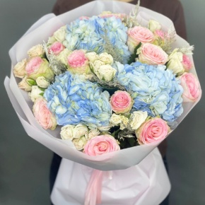 Букет "Легкий ветерок" из роз, конифера и гортензий в Луховицах