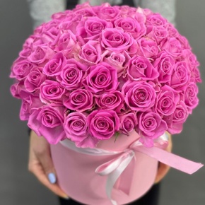 Композиция в шляпной коробке из 71 кенийской розы в Луховицах