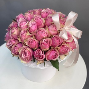 Композиция в шляпной коробке из 43 роз в Луховицах