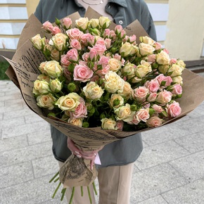 Букет из 19 кустовых роз в крафте (60 см) в Луховицах