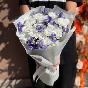 Букет из ирисов и хризантем в Луховицах