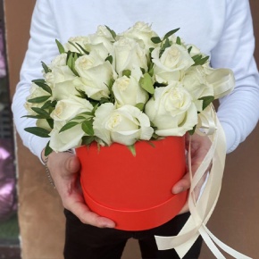 Композиция в шляпной коробке из 25 белых роз в Луховицах