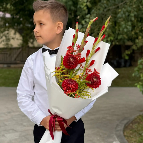 Букет на 1 сентября с красными гладиолусами, георгинами и калиной в Луховицах