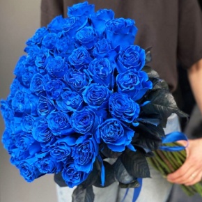 Букет из 51 синей розы Эквадор под ленту (70 см) в Луховицах