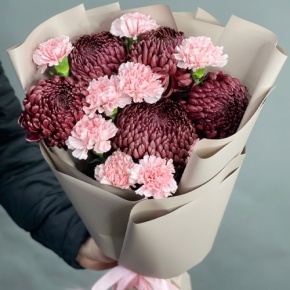 Букет из хризантем Бигоуди и розовых диантусов в Луховицах