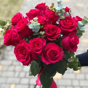 Букет из малиновых роз Эквадор Пинк Флоид и эвкалипта в Луховицах