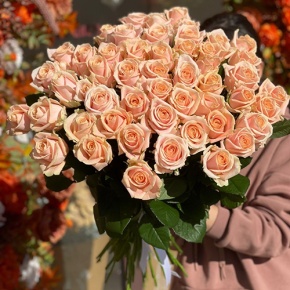 Букет из 51 персиковой розы (60 см) в Луховицах