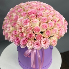 Композиция в шляпной коробке из 151 розы кения в Луховицах