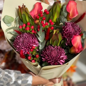 Букет "Элиза" из хризантем Бигоуди, гиперикума, сафари и калл в Луховицах