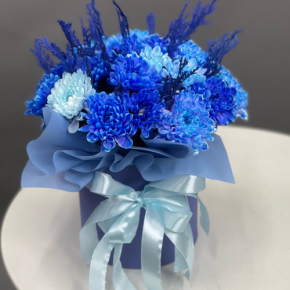 Композиция в шляпной коробке "Магия синего" из хризантем и конифера в Луховицах