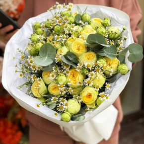 Букет "Иветта" из лимонных пионовидных кустовых роз и ромашек в Луховицах