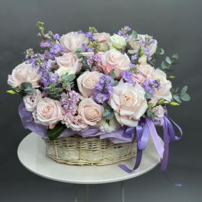 Композиция в корзине из французских роз и ароматных маттиол в Луховицах
