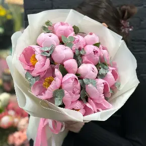 Букет из 15 лососевых пионов с эвкалиптом в Луховицах