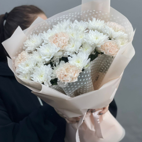 Букет из хризантем и диантусов пудра в Луховицах